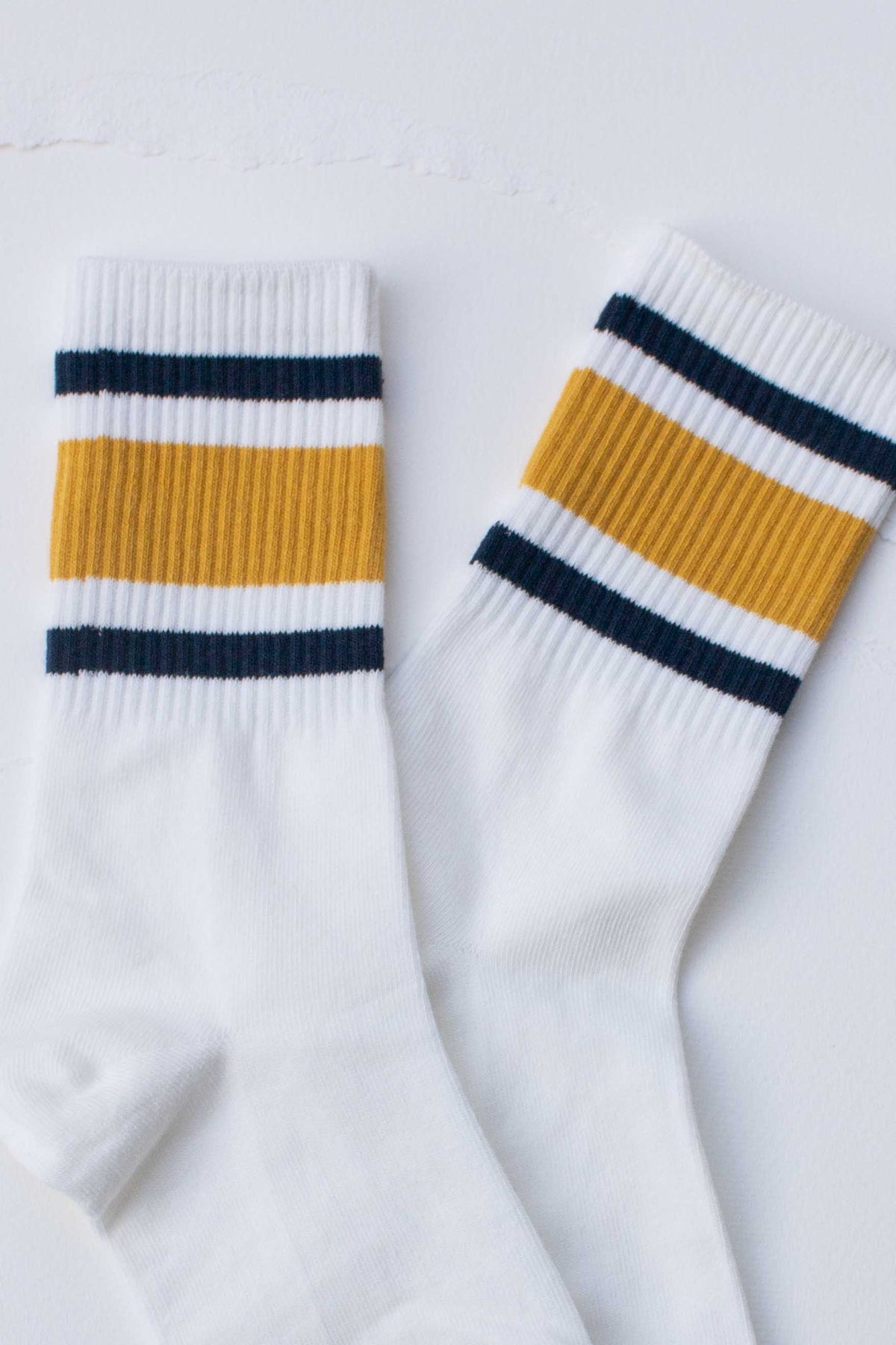 Menβs Retro Athletic Stripe Crew Socks
