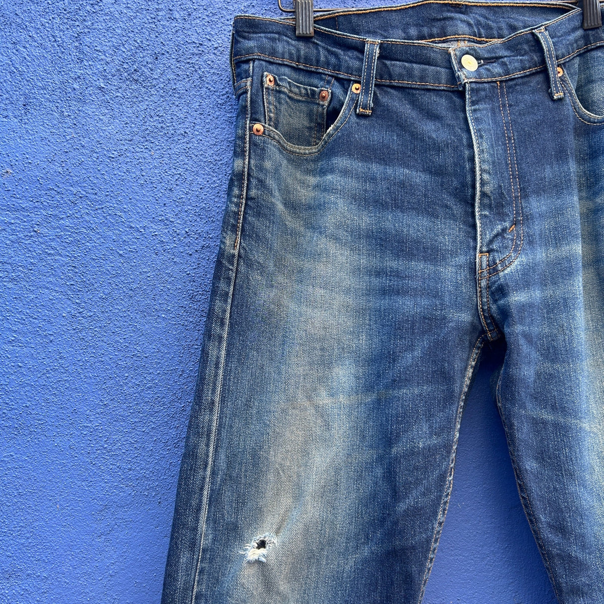 levi's distressed 513 jeans